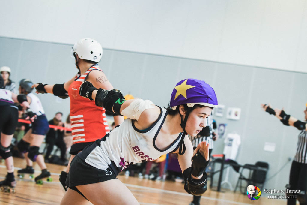 Jammeuse en action de jeu (Brest Roller Derby Girls)