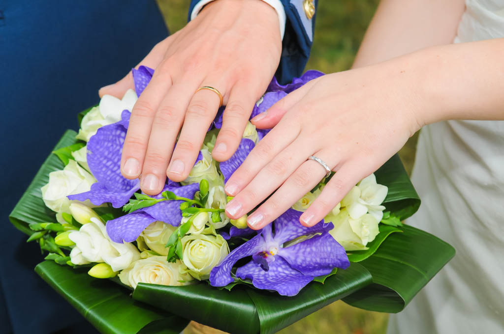 Mariage - Alliances sur le bouquet de la mariée