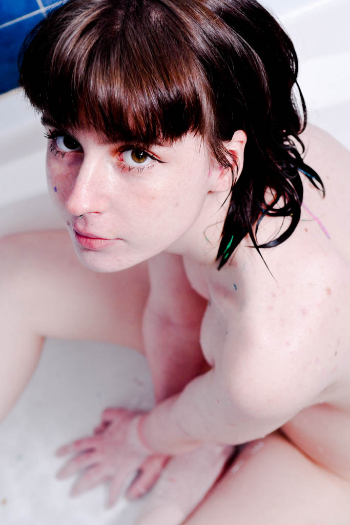 Jeune femme nu dans une baignoire blanche