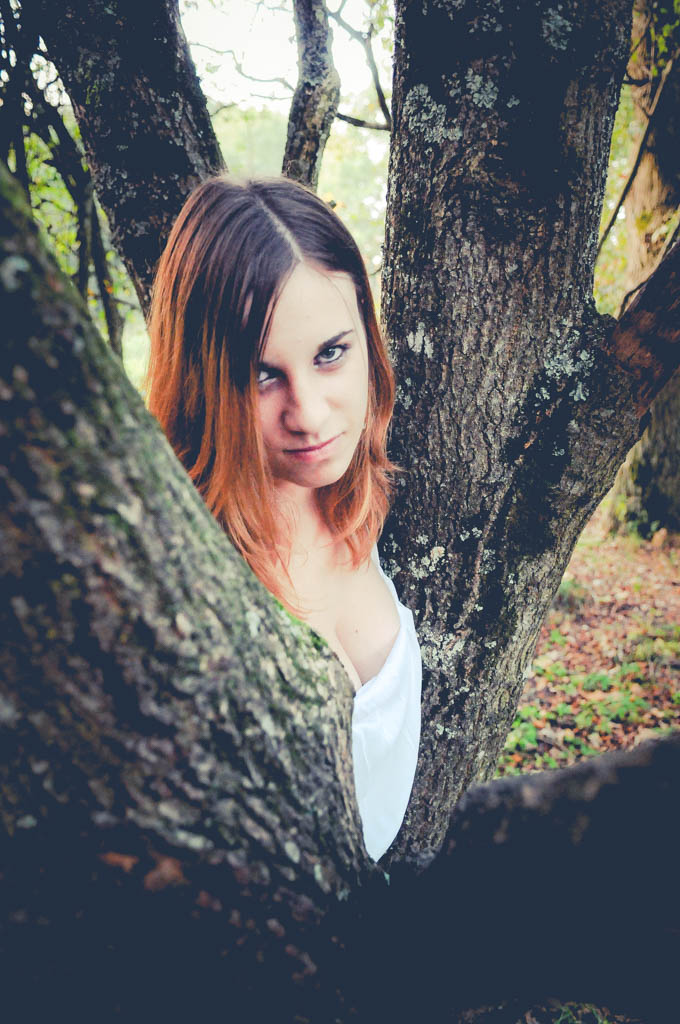 Portrait d'une jeune femme au creux d'un arbre