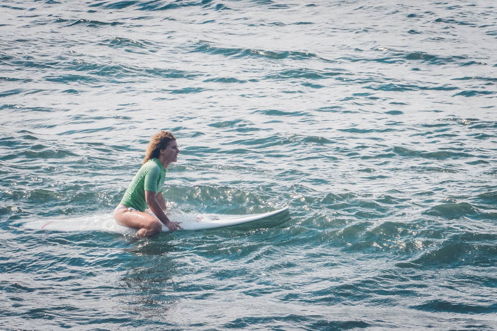 Sport Jeune femme sur sa planche de surf