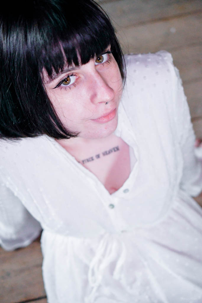 Photo thérapie - Portrait d'Helena dans une tenue blanche