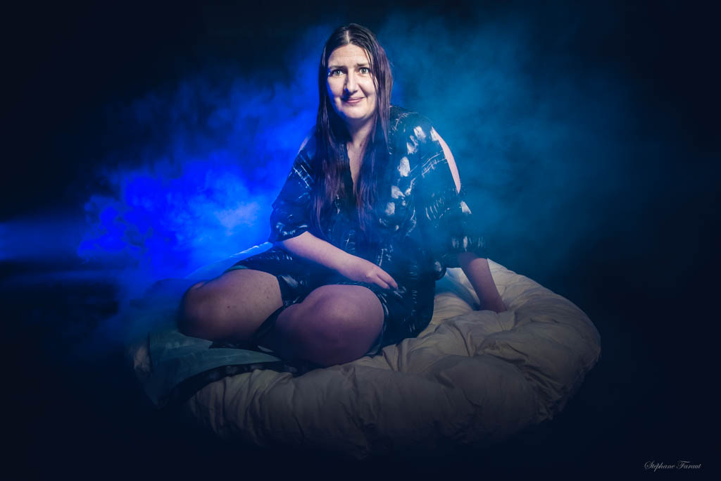 Photo thérapie - Portrait de Sonia dans une pénombre bleue embrumée