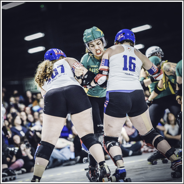 Roller Derby - Affrontement Jammer-Blocker lors de la finale de la coupe du monde 2018 à Manchester