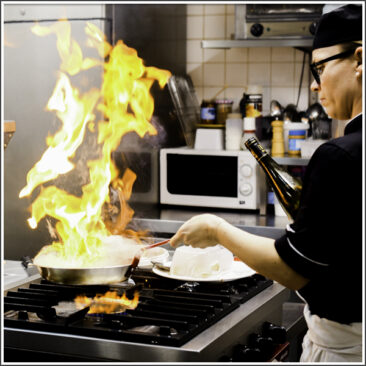 Corporate - Cuisinière en plein travail