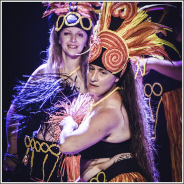 Spectacle de danses polynésienne avec une danseuse de Tipani Tahiti Penmarc'h dans un costume au couleur du pays bigouden