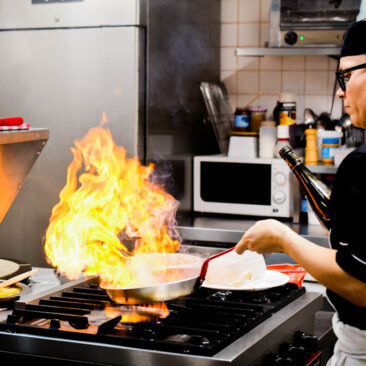 Une chef de cuisine au travail sur ses fourneaux Stéphane Faraut Photographe professionnel Corporate Bretagne Finistère Morbihan