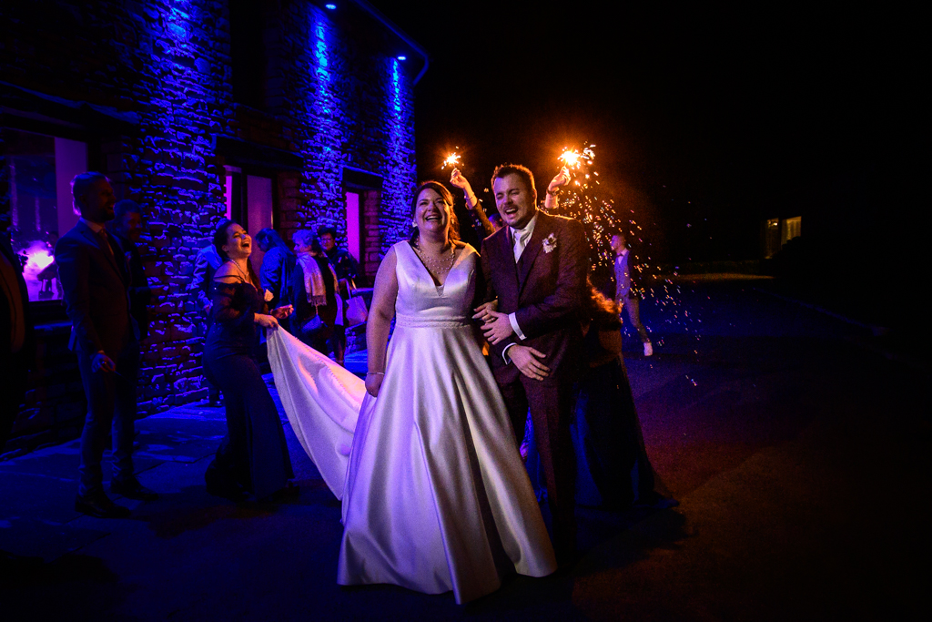 mariage-couple-mariés-de-nuit-amis-lumiere-fete-artifice-stephane-faraut-photographe-professionnel-bretagne